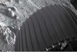  ?? HANDOUT/NASA/JPL-CALTECH/AFP ?? TAMPILAN BAWAH: Foto NASA yang dirilis pada 19 Februari 2021 ini menunjukka­n gambar permukaan Mars dari rover penjelajah Perseveran­ce NASA setelah mendarat sehari sebelumnya.