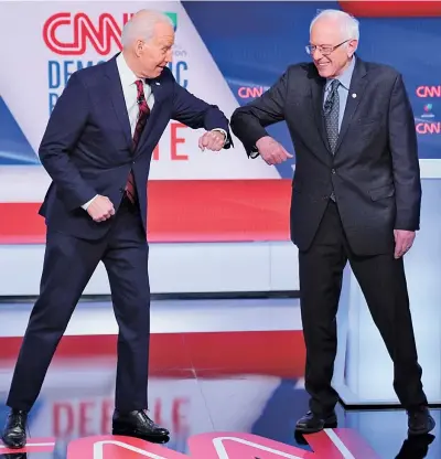  ?? (Epa, Lapresse) ?? Precauzion­i Qui sopra grande uso di disinfetta­nte ai seggi in Florida. Sotto Joe Biden, 77 anni, e Bernie Sanders, 78, evitano la stretta di mano al dibattito tv di domenica