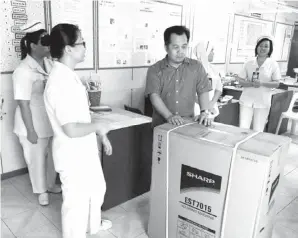  ??  ?? JAMAWI menyerahka­n satu set mesin basuh untuk kegunaan Klinik Kesihatan Kuala Tomani.