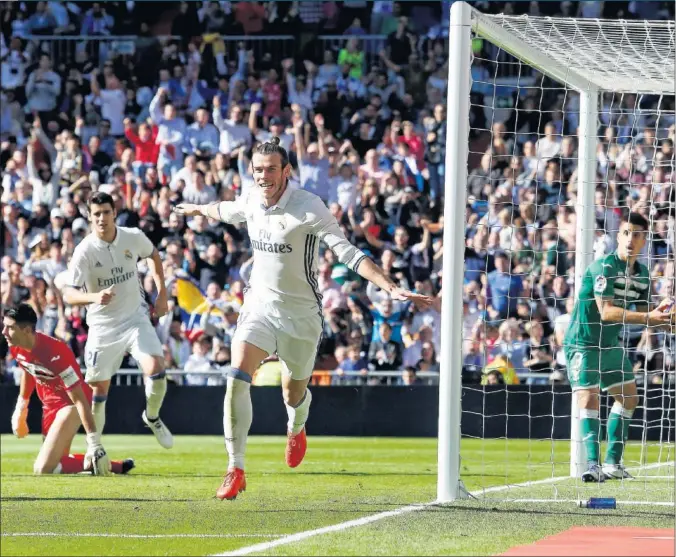  ??  ?? LÍDER. Bale marcó el primer tanto del partido tras aprovechar­se de un magnífico pase de Isco. El galés culminaba así su semana grande: renovación y tres goles en dos partidos.