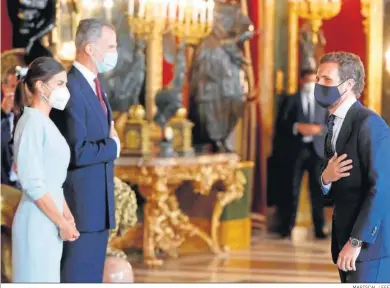  ?? MARISCAL / EFE ?? Los Reyes saludando al líder del Partido Popular, Pablo Casado, ayer en la recepción del Palacio Real por el 12-O.