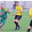  ?? FOTO: HEIKO KEMPKEN ?? Der VfB II (gelb) kam in Friedrichs­feld zu einem 2:2-Remis.