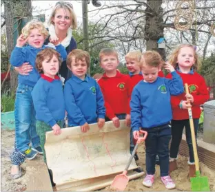  ??  ?? Vicky Long, head teacher at Highways Kindergart­en and children with the treasure map