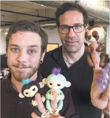  ??  ?? Le succès de cette année en matière de jouets, les Fingerling­s. Le petit animal est fabriqué par une entreprise hongkongai­se. - La Presse canadienne: Paul Chiasson