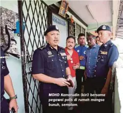  ??  ?? MOHD Kamarudin (kiri) bersama pegawai polis di rumah mangsa bunuh, semalam.