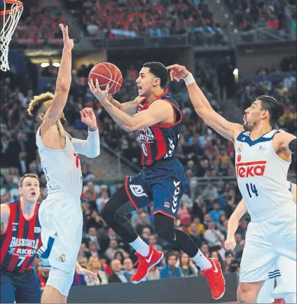  ?? FOTO: EFE ?? Shane Larkin se levanta hacia canasta entre Taylor y Ayón. El base y todo el Baskonia se quedaron con la miel en los labios