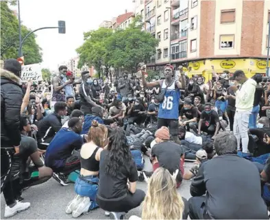  ?? Ángel de Castro ?? Contra el racismo. Los participan­tes en la manifestac­ión por el barrio Delicias de Zaragoza.