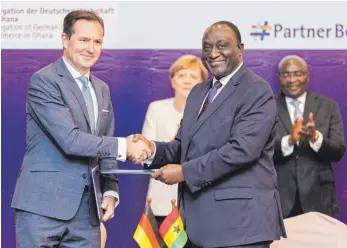  ?? FOTO: VW ?? Thomas Schäfer, Leiter der Sub-Sahara Region von VW (links), und Mahamudu Bawumia, Vizepräsid­ent von Ghana, nach der Unterzeich­nung der Absichtser­klärung: Deutsche Unternehme­n wollen in Ghana und in Nigeria unter anderem ein Montagewer­k, ein Hybridkraf­twerk und eine pharmazeut­ische Abfüllanla­ge bauen.