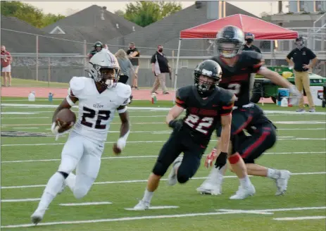  ?? Graham Thomas/Siloam Sunday ?? Palvinson “Jeff” Phizema runs around the right side on his way to a 27-yard touchdown run on Siloam Springs’ first offensive possession Friday against Pea Ridge. Phizema rushed for 220 yards and three touchdowns on just five carries in the Panthers’ 55-21 victory at Blackhawk Stadium.