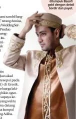  ?? ZAIM ARMIES/JAWA POS ?? BERSIAP: Muhammad Haniman mengenakan inner ditumpuk Basofi gold dengan detail bordir dan payet.