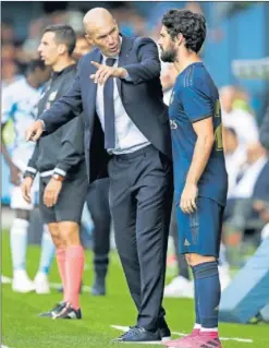  ??  ?? Zidane da instruccio­nes a Isco en el partido ante el Celta.