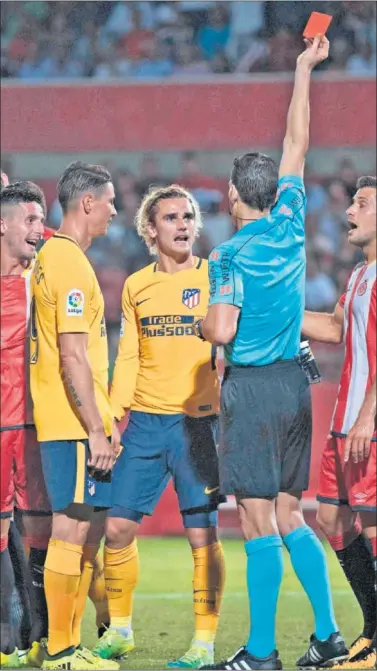  ??  ?? EXPULSADO. Griezmann, en el momento de ver la tarjeta roja ante el Girona.