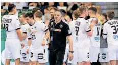  ?? FOTO: PFÖRTNER/DPA ?? Handball-Bundestrai­ner Alfred Gislason (Mitte) war mit seinen Spielern beim Auftritt gegen Algerien nicht uneingesch­ränkt zufrieden.