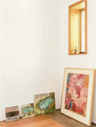  ??  ?? I dipinti di una delle due figlie di Cai accanto a un’opera di Willem de Kooning (a destra). La cucina nell’ala degli ospiti, affacciata sulla zona pranzo (in basso, a destra). Sotto al tetto a spiovente sorretto da travi a vista, le pareti sono in...
