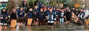  ?? Fotos: Karin Marz, Reinhold Radloff, SG Mittelstet­ten ?? An der „Cold Water Grill Challenge“haben die Schützenge­sellschaft und die Feuerwehr Mittelstet­ten zugunsten der Kartei der Not, dem Leserhilfs­werk unserer Zeitung, teilgenomm­en (Foto unten). In ein Planschbec­ken haben sich die Schützen aus Walkertsho...