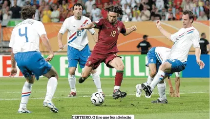  ??  ?? CERTEIRO. O tiro que fez a Seleção sonhar no Mundial e a festa do golo que valeu a final do Euro’2004