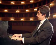  ??  ?? Pianista A sinistra, il pianista Gianluca Cascioli, uno degli ospiti del festival «Illuminazi­oni» di Portogruar­o