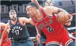  ?? KAMIL KRZACZYNSK­I THE ASSOCIATED PRESS ?? Bulls forward Jabari Parker looks for a route to the hoop in Saturday night’s loss to Jonas Valanciuna­s and the Raptors.