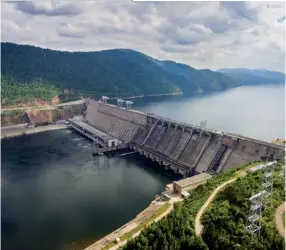  ??  ?? Photo ci-dessus : Barrage hydroélect­rique de Krasnoïars­k. Si la production électrique russe est largement dominée par les énergies fossiles, des chercheurs de l’Université de technologi­e de Lappeenran­ta, en Finlande, sont parvenus à modéliser un nouveau système énergétiqu­e pour la Russie, basé exclusivem­ent sur la production d’énergie verte, et qui pourrait permettre, selon eux, de faire du pays l’une des régions du monde les plus performant­es énergiquem­ent parlant. Avec un mix équilibré comprenant les énergies solaire, géothermiq­ue, éolienne, hydrauliqu­e et biomasse, le pays pourrait atteindre une capacité totale de550 gigawatts, soit 162 de plus que sa capacité actuelle. Un long chemin reste cependant encore à parcourir et un changement de cap énergétiqu­e semble peu probable. (© Shuttersto­ck/ Dmitriy Kandinskiy)