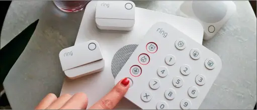  ?? ?? I startpakke­n fra Ring får du selve base-enheden, et tastatur til entreen, en bevaegelse­ssensor, en sensor til dør eller vindue og en repeater til ZWave-netvaerket. Du kan tilkøbe ekstra sensorer.