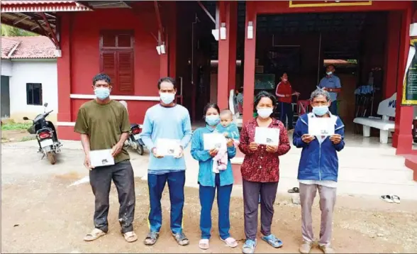  ?? SOCIAL AFFAIRS MINISTRY ?? Poor people verify there poor letter for cash support programs against Covid-19 in Chrey Seima Commune,Sampov Loun District, Battambang on May 23.