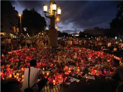  ?? EMILIO MORENATTI, NTB SCANPIX
FOTO: ?? MINTES OFRENE: Terrorangr­epene i Barcelona 17. august ble initiert av imamen Abdelbaki Es Satty. Han ble selv drept i en eksplosjon i småbyen Alcanar. Bildet er fra en minnemarke­ring i Barcelona etter angrepene.