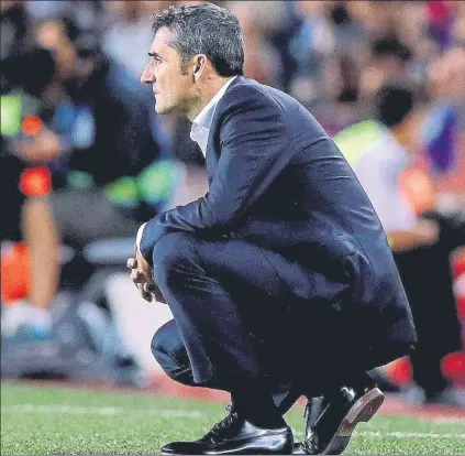  ?? FOTO: EFE ?? Valverde vivió el derbi con intensidad y atención El 5-0 al Espanyol le dio el pleno de puntos a su Barça