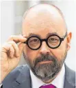  ?? FOTO: DPA ?? Der Bestseller­autor Carlos Ruiz Zafón Anfang April bei einer Lesung in Hamburg.