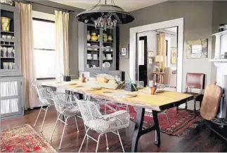  ?? Aimee Hering ?? MIDCENTURY
metal dining chairs and a warm wood dining table create an inviting dining room.