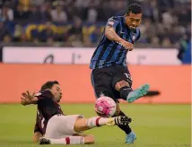  ?? AFP ?? Il tiro con cui Fredy Guarin, 29 anni, ha deciso l’ultimo Inter-Milan