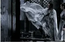  ??  ?? 郑恺饰演的国君沛良一­袭白衣，些许的黑色墨迹增添了­几分狂浪的感觉。