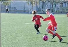  ?? 01_B44united0­8 ?? A Troon player closes in on an Arran attacker.