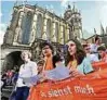  ??  ?? Bei einem Ökumenisch­en Himmelfahr­ts-gottesdien­st sangen Kinder und Erwachsene vor dem Dom in Erfurt zu Beginn der Kirchentag­e auf dem Weg.