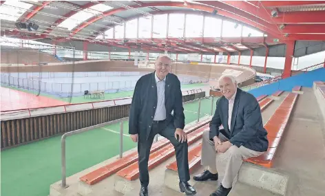  ?? NGZ-FOTO: L. BERNS ?? Franz-Josef Kallen (l.) und Egon W. Vossen vom Trägervere­in sind stolz auf das Sportforum Kaarst-Büttgen. Hier trainierte­n schon zahlreiche Radsport-Stars, von Günter Schumacher und Udo Hempel bis Nils Schomber. Auch Einzelzeit­fahrerin Denise Schindler...