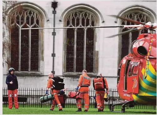  ??  ?? PASUKAN paramedik tiba menaiki helikopter untuk merawat mangsa yang tercedera.