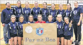  ?? JOLYNN MUISE ?? The Par-en-Bas senior girls, silver medal winners at division 2 volleyball provincial­s.