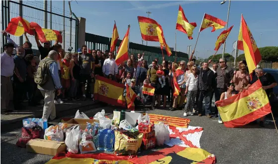  ?? LLUIS GENE
FOTO: AFP/LEHTIKUVA/ ?? Barcelonab­or samlades i hamnen med matkorgar till poliserna som bor på tre kryssnings­fartyg hyrda av spanska regeringen.