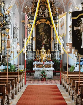  ?? Archivfoto: Thorsten Jordan ?? Seit 1965 gibt es nur einen Altar aus Holz in der Pfarrkirch­e St. Mauritius in Weil. Am Sonntag, 21. Mai, wird Bischof Konrad Zdarsa einen neuen Altar weihen.