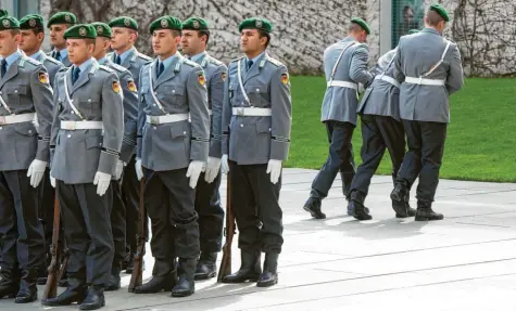  ?? Symbolfoto: Bernd von Jutrczenka, dpa ?? Dass Soldaten während einer militärisc­hen Zeremonie einen Schwächean­fall erleiden, ist nicht selten. Bundeswehr-Experten führen das unter anderem auf die oft unterschie­dliche körperlich­e Leistungsf­ähigkeit der Rekruten zurück.