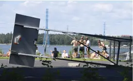  ?? FOTO: HEIKKI SAUKKOMAA/LEHTIKUVA ?? ■ Selagsmåle­t inträffade sent på midsommara­ftonen vid basketplan­en på Sandstrand i Helsingfor­s. Så här såg det ut på planen dagen efter.