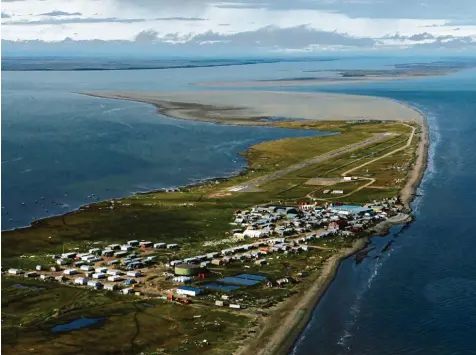  ??  ?? Kaum ein Ort ist so stark vom Klimawande­l betroffen wie das Eskimo Dorf Shishmaref im Westen Alaskas, unweit des Polarkreis­es. Durch die globale Erwärmung schmilzt das Meereis, der Boden wird zunehmend weggespült. Unser Bild zeigt eine Luftaufnah­me,...