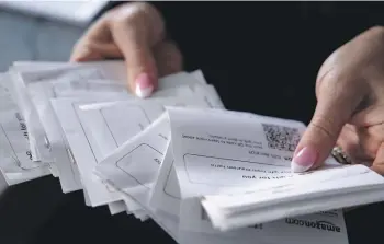  ?? RACHEL WISNIEWSKI/FOR THE WASHINGTON POST ?? Karen Sandone holds receipts for donations she has received for an Alzheimer’s disease fundraiser she is hosting.