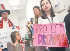  ?? Foto afp ?? DERECHOS. Grupo de “dreamers” reclaman la continuida­d del Daca en Miami Beach, Florida.