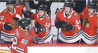  ?? - Associated Press: Nam Y. Huh ?? Le jeune défenseur Jordan Oeserle (82) est l’un des rares signes encouragea­nts chez les Blackhawks.