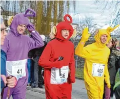  ??  ?? Nicht nur sportliche Leistungen, sondern auch der Spaß darf beim Silvesterl­auf nicht zu kurz kommen, wie bei diesen drei Läufern im Kostüm der Teletubbie­s.