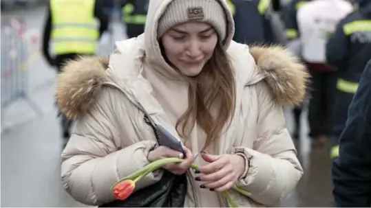  ?? Epaefe ?? Een Oekraïense vrouw kreeg een tulp nadat ze de grens met Roemenië had overgestok­en.