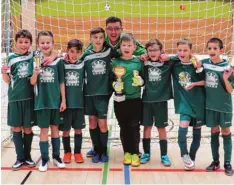  ?? Fotos: Schröter ?? Das Team der U11 des TSV 1861 Nördlingen um Trainer Witalij Winter freut sich über den Turniersie­g beim eigenen Hallenfußb­allturnier.