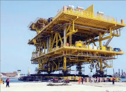  ??  ?? ENGINEERIN­G FEAT: The 3,500-ton platform is a big achievemen­t for Aramco.