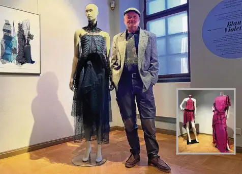  ?? ULRIKE KERN (2) ?? Blick in die Ausstellun­g „Peter Wiaderek. Haute Couture aus Ostberlin“. Der Designer wurde 1944 in Auma geboren.