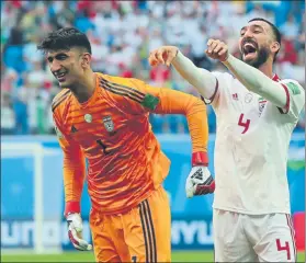  ?? F: EFE ?? Ali Beiranvand (i) celebra con su compañero Roozbeh Cheshmi el triunfo ante Marruecos